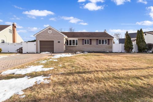 40 Frankie Ln, North Babylon, NY, 11703-3702 | Card Image