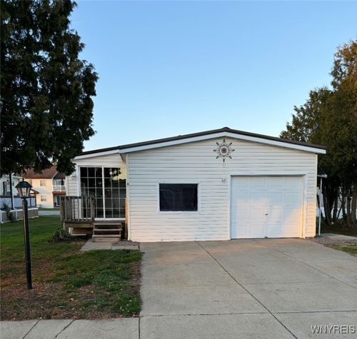 9 Thistle Downs Dr, Akron, NY, 14001 | Card Image