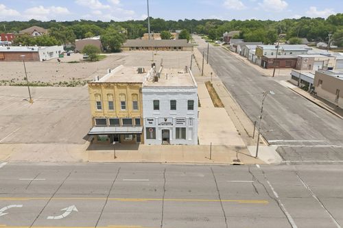 302 N Main St, Newton, KS, 67114-3417 | Card Image