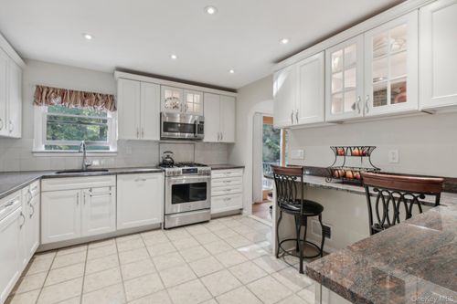 203 Hilltop Dr, Nyack, NY, 10960-1118 | Card Image