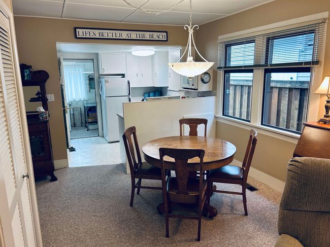 2799 Mcbride Ave, House other with 2 bedrooms, 1 bathrooms and 3 parking in Surrey BC | Image 4