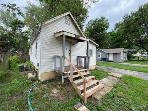 9432 Tudor Ave, Saint Louis, MO, 63114-3040 | Card Image