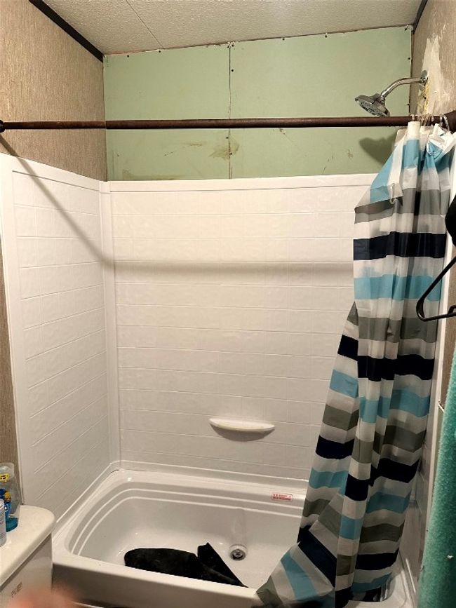 Bathroom with toilet and shower / bath combo | Image 4