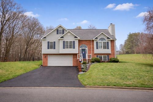 182 Brandon Dr, Bluefield, VA, 24605-9333 | Card Image