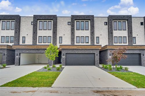 2738 Fleur Dr, Des Moines, IA, 50321-1702 | Card Image