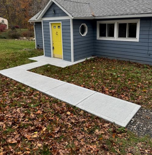 201 Middle River Rd, Danbury, CT, 06811-2714 | Card Image