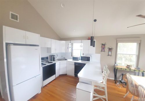 33 Broadway, Islip, NY, 11706 | Card Image