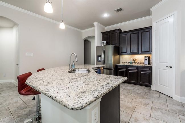 Gorgeous granite! Room for plenty of barstools! | Image 19