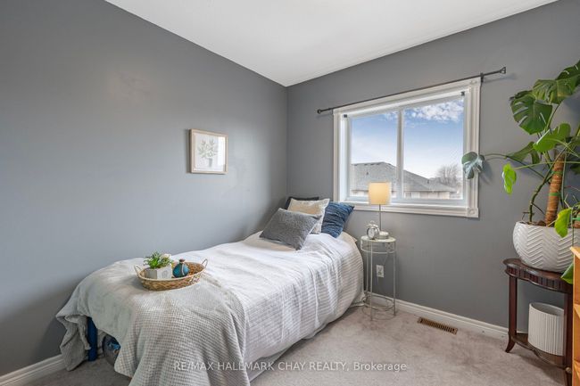 17 Michael Cres, House attached with 3 bedrooms, 2 bathrooms and 2 parking in Barrie ON | Image 18