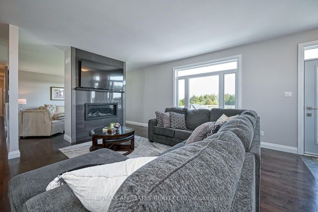 2064 Rosedale Road N, House other with 3 bedrooms, 3 bathrooms and 6 parking in Montague ON | Image 11