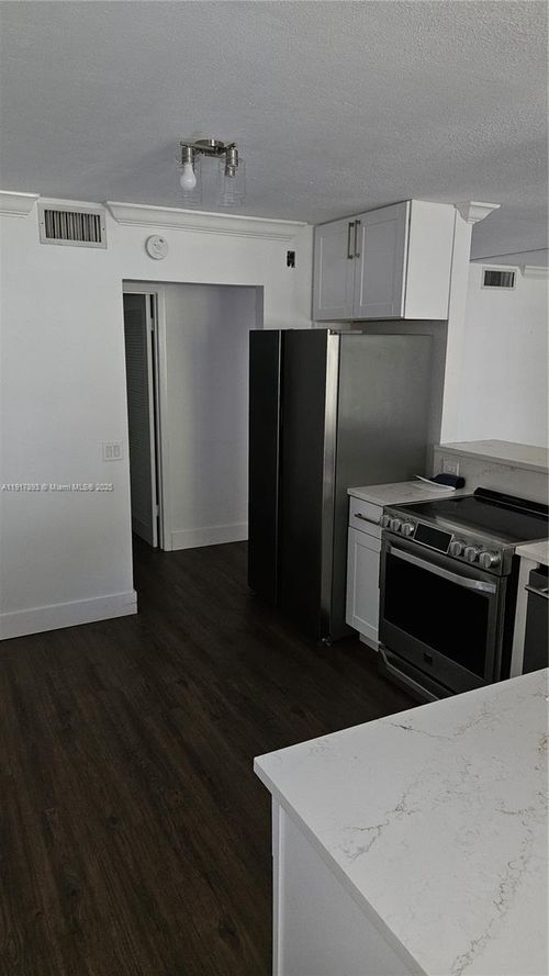 apt-311-105 Lake Emerald Dr, Oakland Park, FL, 33309-6292 | Card Image