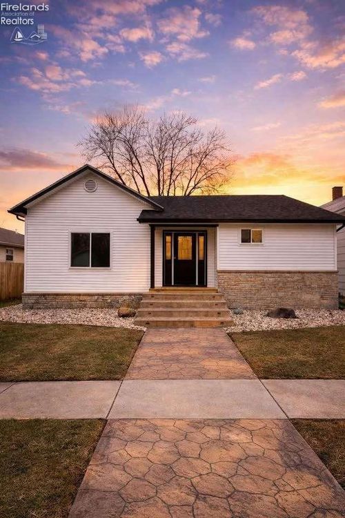 304 Main St, Genoa, OH, 43430-1665 | Card Image