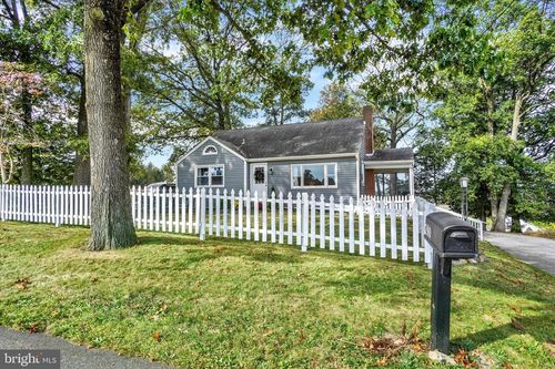 240 S Camp St, WINDSOR, PA, 17366-8902 | Card Image