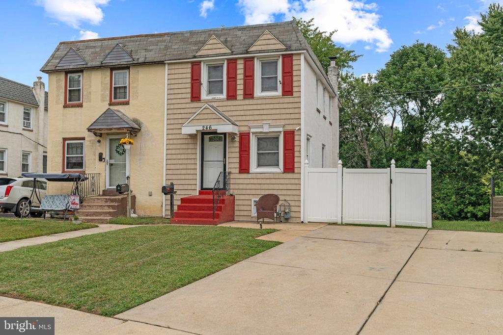 Crum Creek Dr, Woodlyn, PA 19094