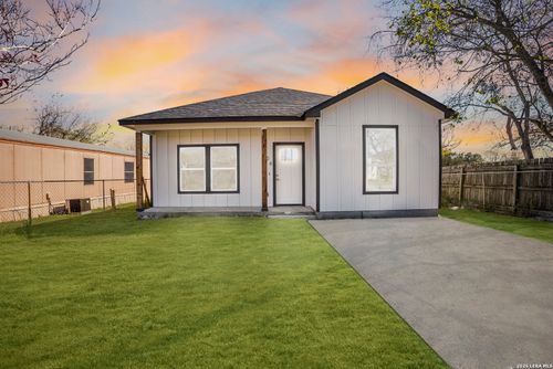 804 Peach St, Jourdanton, TX, 78026-2934 | Card Image