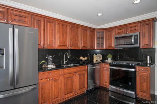 34-34 Pinnacle Dr, Port Jefferson, NY, 11777-2085 | Card Image