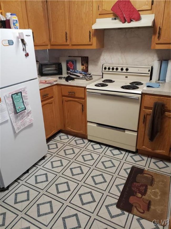 210 W Main St, Home with 8 bedrooms, 7 bathrooms and 1 parking in Pen Argyl PA | Image 17
