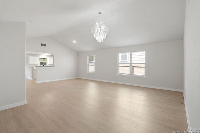 9814 Shawnee Blf, House other with 4 bedrooms, 2 bathrooms and null parking in Converse TX | Image 6