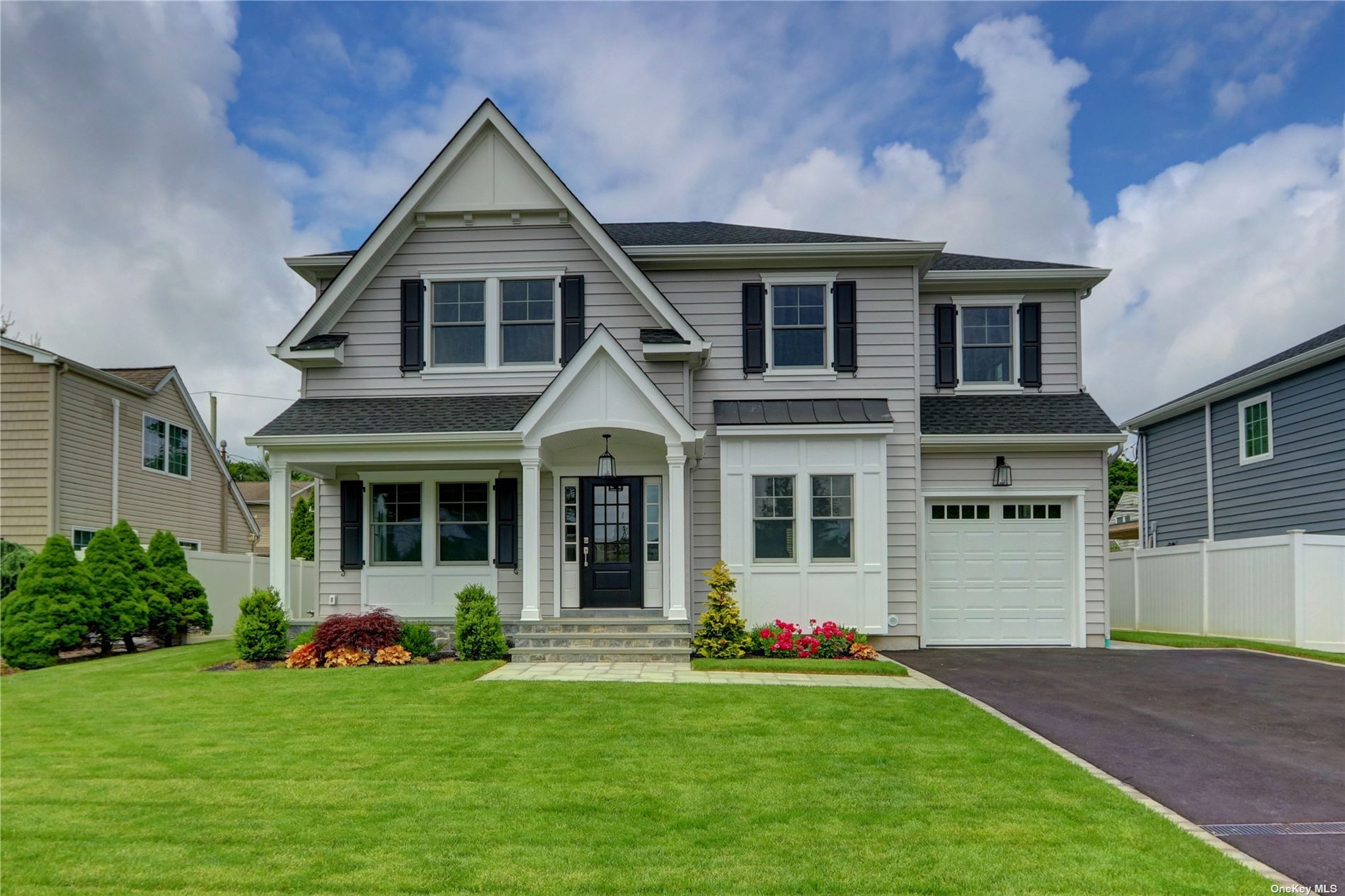 Peachtree Ln, Carle Place, NY 11514