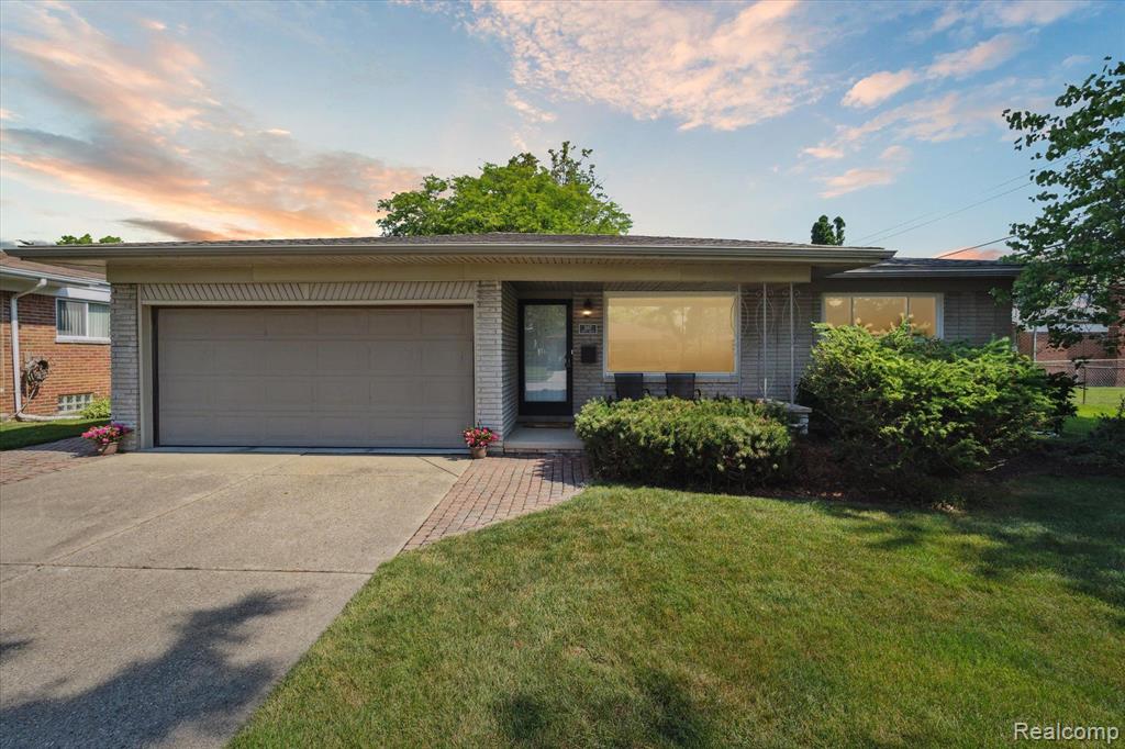 Hedge Dr, Sterling Heights, MI 48310