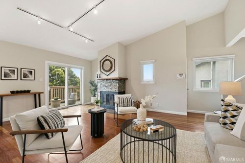 35 Whitecliff Way, San Francisco, CA, 94124-2282 | Card Image