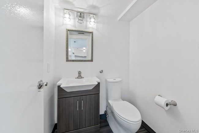Level 1 Powder Room | Image 6