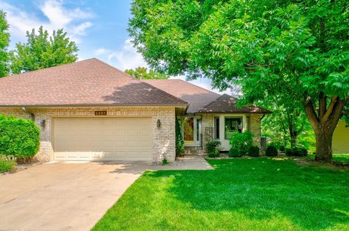2201 Ferris Ln, Roseville, MN, 55113-3877 | Card Image