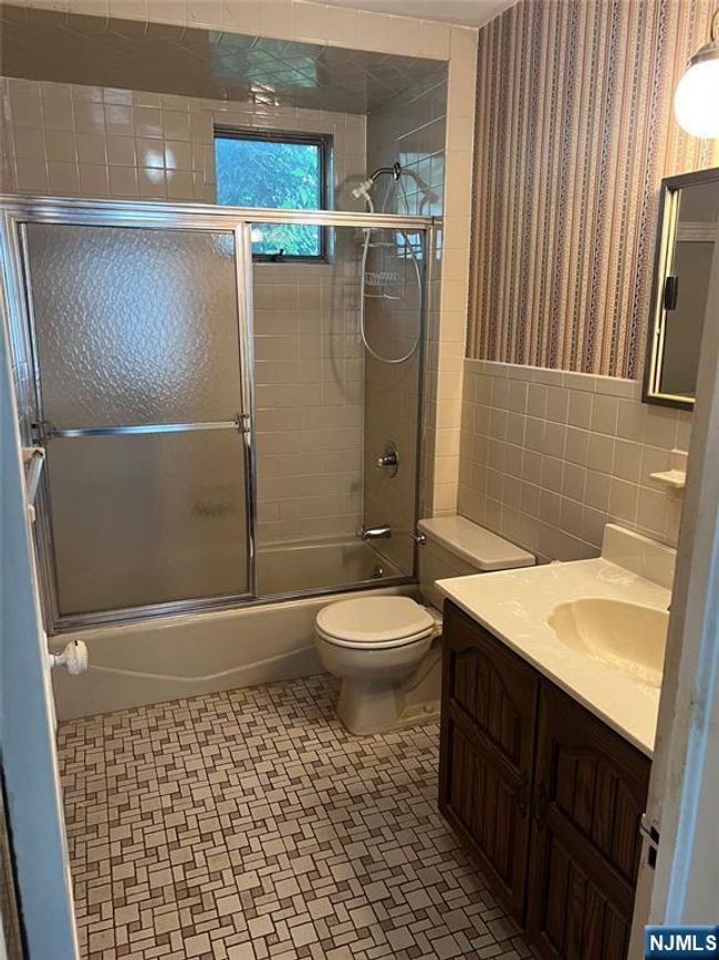 78 1 St St, Home with 4 bedrooms, 2 bathrooms and null parking in Clifton NJ | Image 12