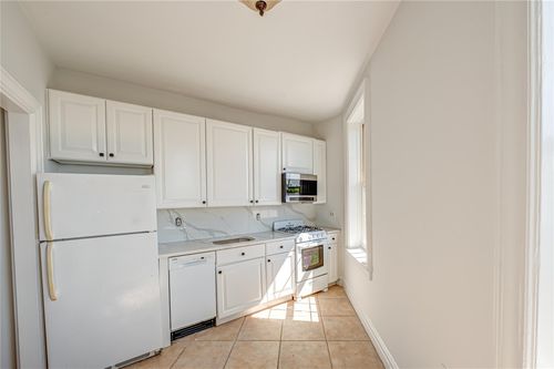d11-12 Hamilton Pl, Hempstead, NY, 11550-6212 | Card Image