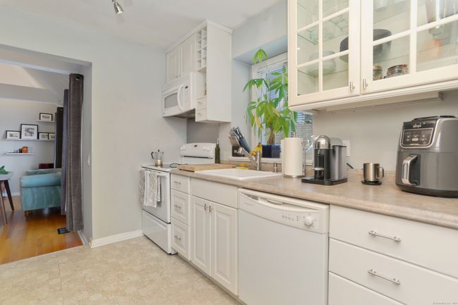 The kitchen is a cheery space to start your mornings and end your evenings. | Image 9