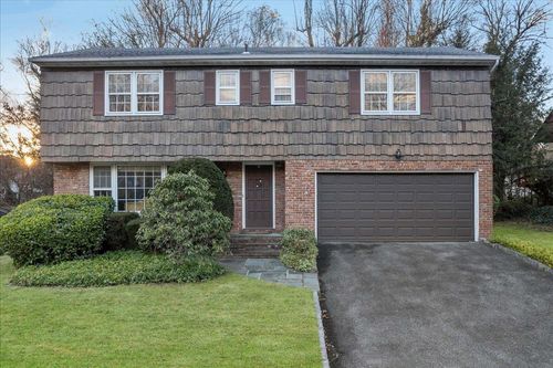16 Reyna Ln, New Rochelle, NY, 10804-1104 | Card Image
