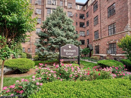 4j-2 Westchester Ave, White Plains, NY, 10601-3516 | Card Image