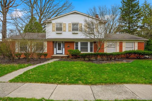 27772 Santa Barbara Dr, Lathrup Village, MI, 48076-3354 | Card Image