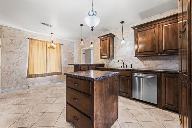 806 Sw 7 Th St, House other with 3 bedrooms, 2 bathrooms and 2 parking in Seminole TX | Image 9