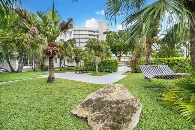 6w - 1050 98th St, Condo with 2 bedrooms, 1 bathrooms and null parking in Bay Harbor Islands FL | Image 2