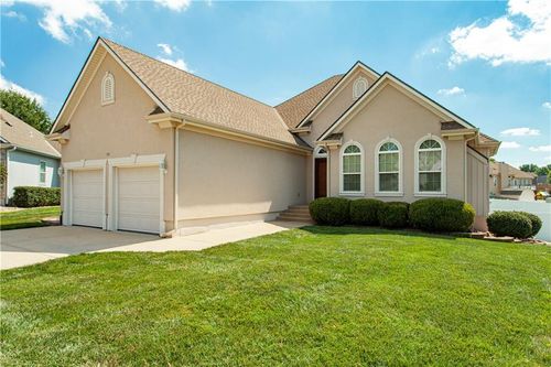 707 Nw Baytree Cir, Grain Valley, MO, 64029-7324 | Card Image
