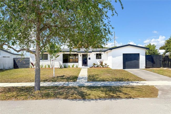 19920 Holiday Rd, House other with 3 bedrooms, 2 bathrooms and null parking in Cutler Bay FL | Image 6