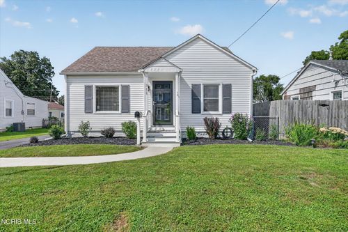 311 Clinton St, Maumee, OH, 43537-2813 | Card Image