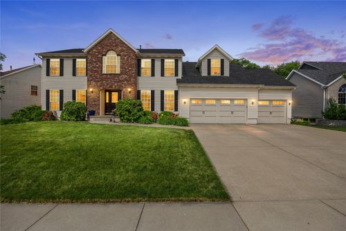 7703 Winston Dr Ne, Cedar Rapids, IA, 52402-6938 | Card Image