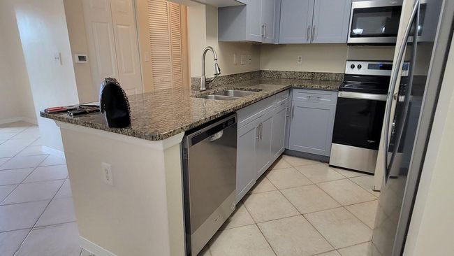 APT-304 - 6533 Emerald Dunes Dr, Condo with 2 bedrooms, 2 bathrooms and null parking in West Palm Beach FL | Image 8