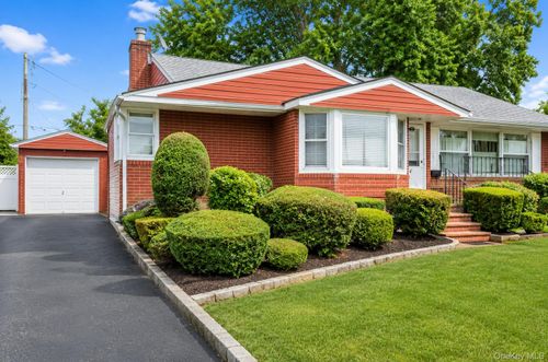 53 Berkshire Rd, Hicksville, NY, 11801-3351 | Card Image