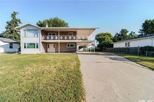 926 Hall St W, Moose Jaw, SK, S6H2S4 | Card Image