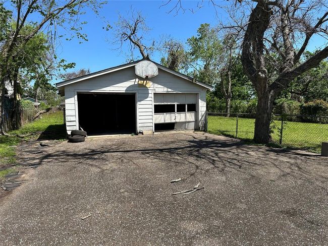 249 S Main St, House other with 3 bedrooms, 2 bathrooms and 2 parking in Clute TX | Image 4