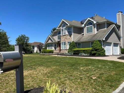 1 Holly Ct, Miller Place, NY, 11764-3034 | Card Image