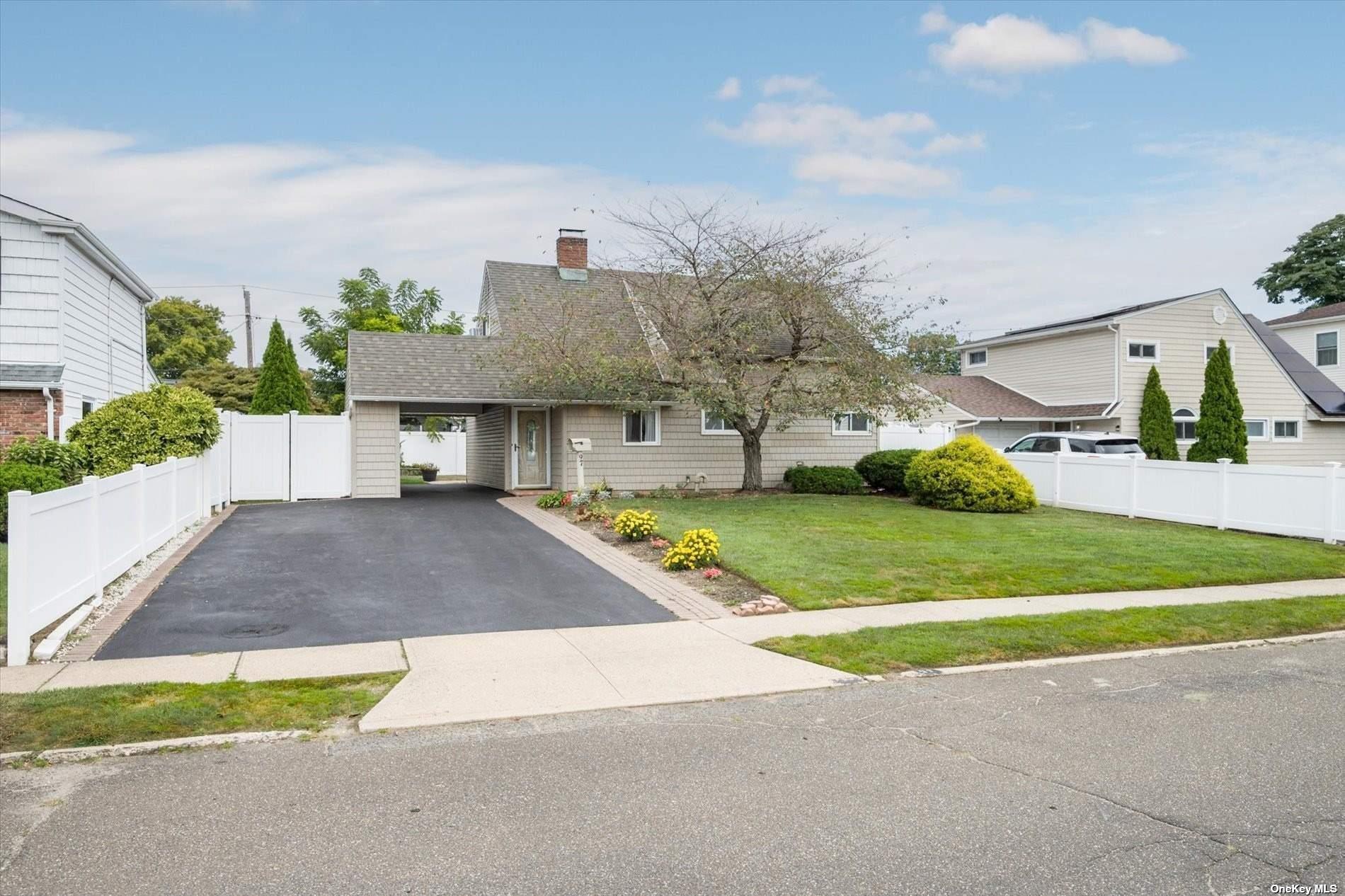 Friends Ln, Westbury, NY 11590