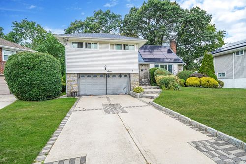 7 Wilbur Ln, Roosevelt, NY, 11575-1017 | Card Image