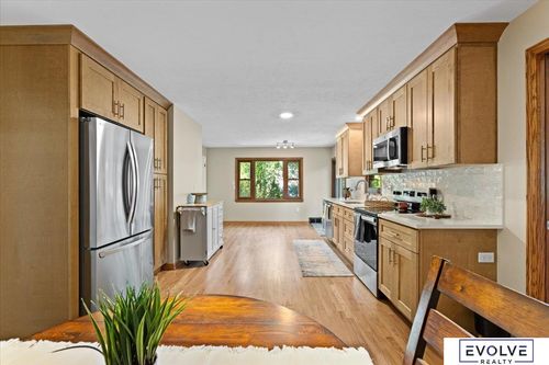 517 Beverly Dr, Omaha, NE, 68114-5414 | Card Image