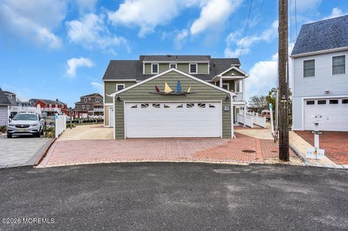 82 Jeri Ann Dr, Manahawkin, NJ, 08050-4254 | Card Image