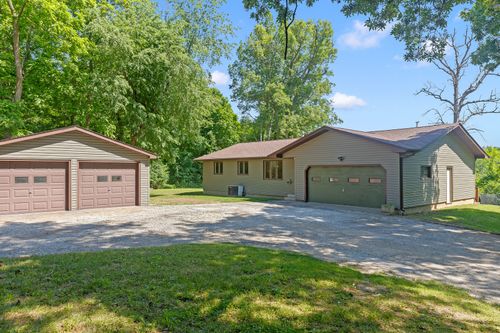 1122 Woodland Ln, Le Claire, IA, 52753-9329 | Card Image