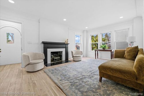 1449 Oakwood St, Sylvan Lake, MI, 48320-1740 | Card Image